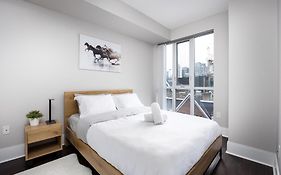 Dwtn Condo Near Cn Tower! W/ Free Parking